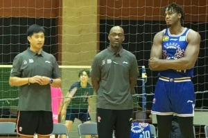 媒体人:怀特塞德昨天的热身赛没有出场 他应该会打13号的比赛